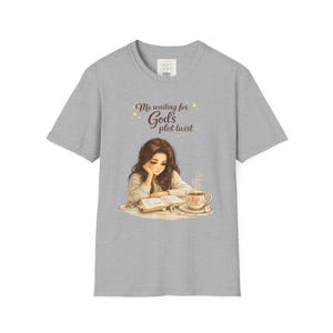 Ich warte auf Gottes Plan Twist T-Shirt | Christian Humor, Bibel lesendes Mädchen