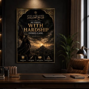 Op de afbeelding: Een rechthoekige wandprint met een donker, dramatisch landschap met een silhouetfiguur met een vlag, gouden tekst "SO VERILY, WITH HARDSHIP COMES EASE," Arabische kalligrafie en vier iconen met "TRUST ALLAH," "STAY STRONG," "HAVE PATIENCE," en "NEVER LOSE FAITH."