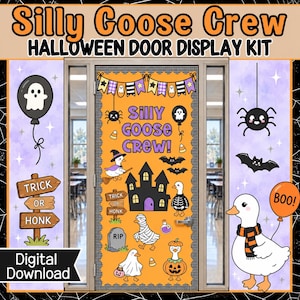 Puede incluir: Un kit de decoración para puertas de Halloween con el texto Silly Goose Crew. La cubierta naranja incluye ilustraciones de una casa embrujada, gansos disfrazados, una lápida, murciélagos y dulces. Incluye un globo de fantasma y un letrero.