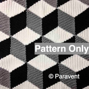 Op de afbeelding: Een close-up van een gebreid patroon met een herhalend geometrisch kubusontwerp. Het patroon gebruikt zwart, wit en grijs garen om een driedimensionaal effect te creëren. De woorden "Pattern Only" worden weergegeven in een grijze rechthoek.