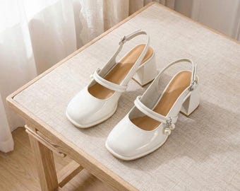 Sandalias blancas estilo Mary Jane con perlas, punta cuadrada y tacón de bloque, estilo salón con tira trasera, zapatos de novia, estilo vintage, tacón bajo, cómodas, para fiestas y vestidos.
