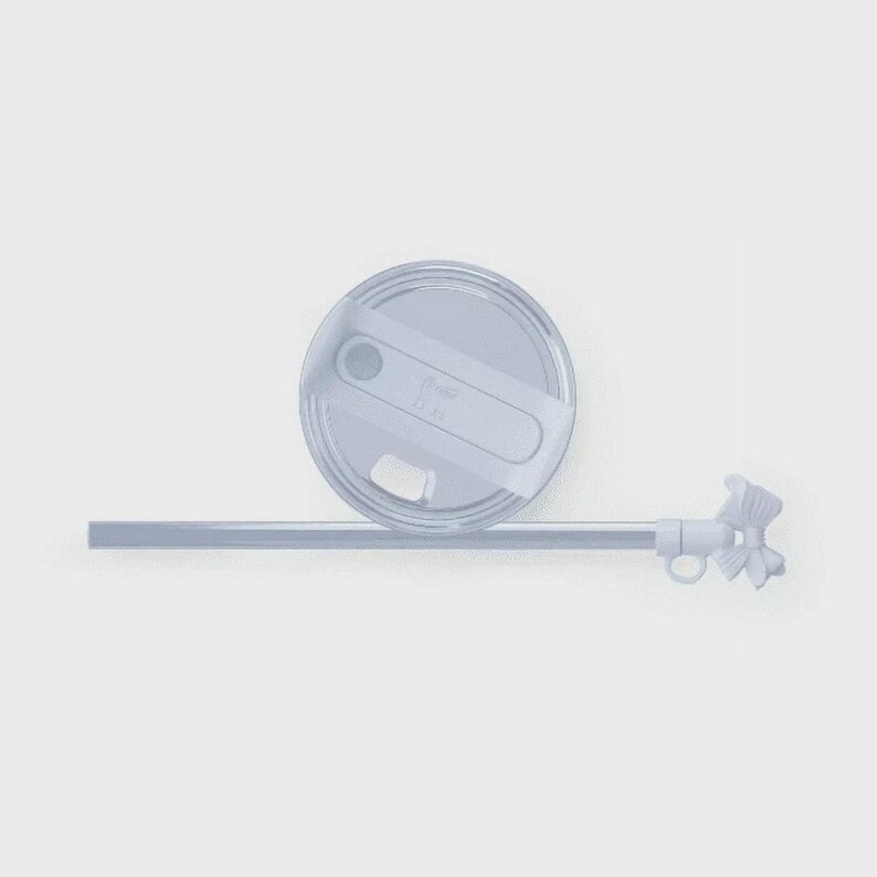 Puede incluir: Una tapa circular de color azul claro para vaso con un mecanismo de cierre deslizante y una pajita recta a juego del mismo color. La pajita cuenta con un adorno decorativo en forma de lazo en el extremo superior del accesorio.