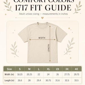 Op de afbeelding: Een beige geverfd T-shirt met een relaxte unisex pasvorm. De afbeelding bevat een maattabel met afmetingen in inches, vari&euml;rend van S tot 4XL. De breedte van het shirt varieert van 46,35 cm tot 75,57 cm en de lengte van 67,56 cm tot 85,09 cm.