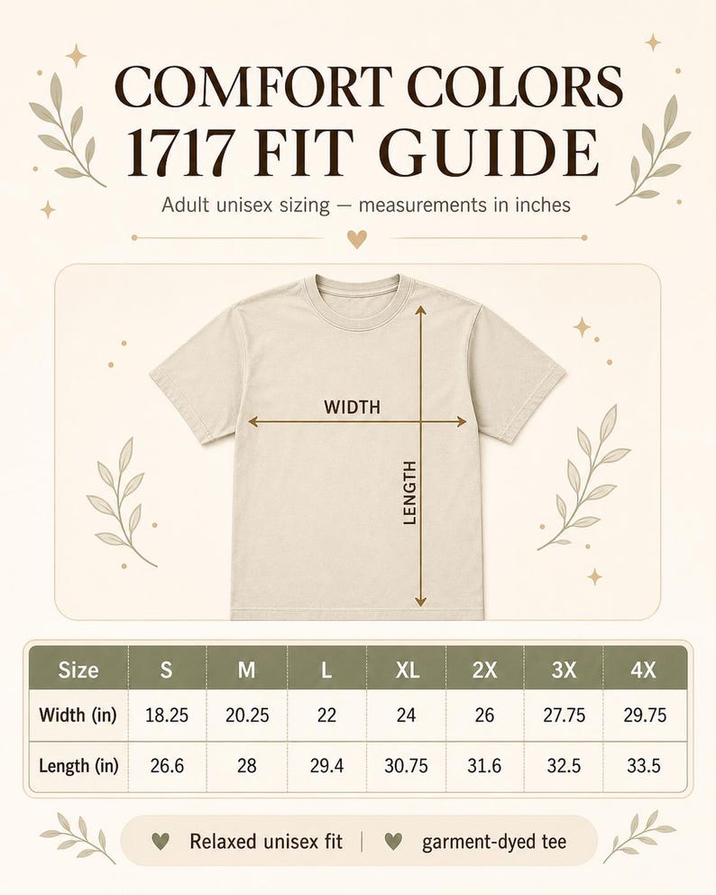 Op de afbeelding: Een beige geverfd T-shirt met een relaxte unisex pasvorm. De afbeelding bevat een maattabel met afmetingen in inches, vari&euml;rend van S tot 4XL. De breedte van het shirt varieert van 46,35 cm tot 75,57 cm en de lengte van 67,56 cm tot 85,09 cm.