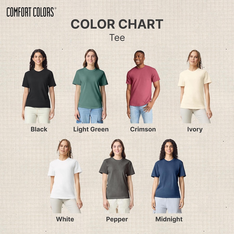 Op de afbeelding: Een kleurenkaart voor Comfort Colors T-shirts, met zeven verschillende kleuren: zwart, lichtgroen, karmozijnrood, ivoor, wit, peper en middernacht. Elke kleur wordt getoond op een persoon die het T-shirt draagt.