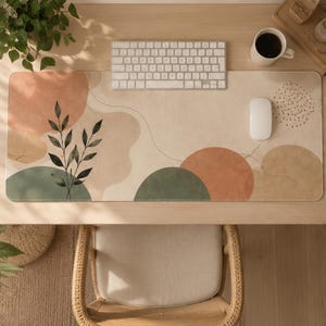 Peut inclure: Un tapis de bureau rectangulaire au motif abstrait composé de formes organiques aux tons terre cuite, vert sauge et beige, agrémenté d'une illustration botanique noire délicate d'une branche feuillue et de fines lignes fluides.