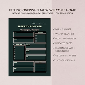 Op de afbeelding: Een digitale weekplanner met een donkergroene achtergrond en witte tekst. De planner bevat secties voor dagelijkse taken, prioriteiten en notities. Bovenin staat de tekst "FEELING OVERWHELMED? WELCOME HOME".