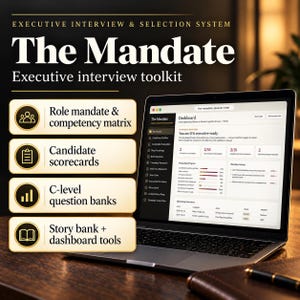 Op de afbeelding: Een laptop met het dashboard van de The Mandate executive interview toolkit, met een lijst van hulpmiddelen zoals een competentiematrix, kandidaten-scorecards, vragenbanken voor C-level en een story bank met dashboardtools.