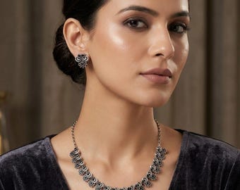 Conjunto de collar de plata oxidada, joyería elegante y minimalista, collar llamativo con diseño floral.