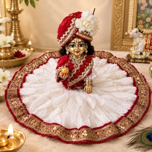 Röd & Vit Laddu Gopal Klänning | Designer Krishna Poshak med Pagdi