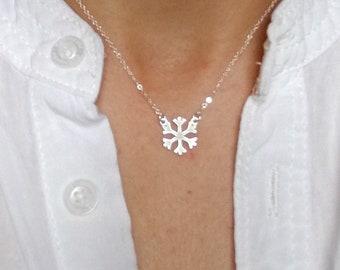 Silver Snowflake Necklace. Sterling Silver Snowflake.  Snow Flake Necklace. Winter Necklace. Simple Winter Jewelry. Christmas Gift.Gift idea