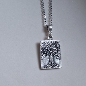 Collar con colgante rectangular del Árbol de la Vida en tono plata antigua: Collar estilo boho