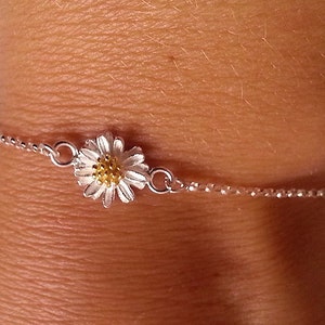 Daisy Bracelet. Sterling Silver Daisy Pendant. Dainty Bracelet. Floral Bracelet. Sterling Silver Bracelet. Simple Dainty Everyday. Gift Idea