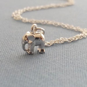 Naszyjnik Tiny Silver Elephant. Srebrny łańcuszek. Mały wisiorek Tiny Elephant. Delikatny, delikatny, minimalistyczny. Amulet na szczęście. Prezenty na ukończenie szkoły. Prezenty