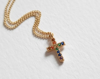 Collier croix arc-en-ciel délicat avec zircons cubiques : bijoux religieux