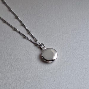 Petit collier médaillon rond argenté