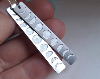 Brincos pendentes de aço com fases da lua: Joias celestiais