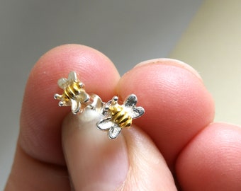 Orecchini a forma di piccola ape in argento e oro: gioielli a forma di insetto