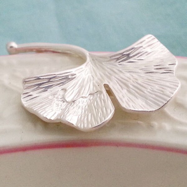 Collier de feuilles de Ginkgo. Collier feuille de Ginkgo mat. Feuille de Ginkgo.  Collier de botanique. Bijou féminin. Cadeau de Noël moins de 30 ans
