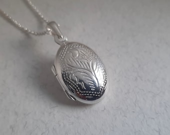 Silver Oval Locket. Engraved Locket. Personalized Photo Necklace. Keepsake Necklace. Sterling Silver Necklace. Gift Idea. Layering Necklace