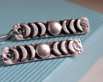 Brincos pendentes em prata antiga com fases da lua: Joias celestiais