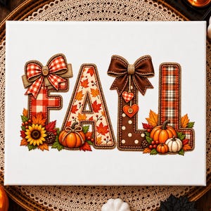 Op de afbeelding: Een rechthoekig wit canvas met het woord FALL in grote decoratieve letters. De F heeft een rood ruitpatroon en een rode gingham strik. De A is gevuld met herfstbladeren en een pompoen. De L heeft bruine stippen, een bruine strik en twee hartvormige bedels. De laatste L heeft een ruitpatroon met pompoenen en zonnebloemen.