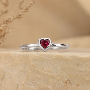 Anello minimalista a forma di cuore con rubino / Fede sottile in oro, pietra portafortuna di luglio, anello di fidanzamento