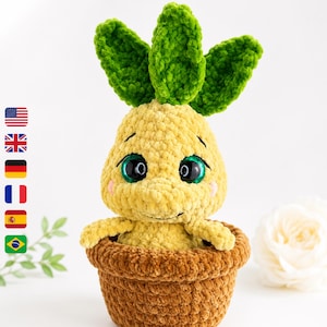 Può includere: Un peluche all'uncinetto a forma di personaggio ananas giallo con foglie verdi, grandi occhi neri lucidi e guance rosa, seduto all'interno di un vaso all'uncinetto marrone testurizzato. Il personaggio ha una piccola bocca e sopracciglia ricamate.