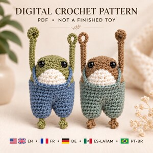 Pode incluir: Um padrão de crochê digital em PDF apresentando duas pequenas criaturas redondas e recheadas em forma de sapo com braços levantados. O sapo da esquerda é verde com jardineiras azuis, o da direita é castanho com jardineiras verde-sálvia.