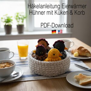 Könnte beinhalten: Ein weißer, gehäkelter Korb enthält vier farbenfrohe, gehäkelte Hühner-Eierwärmer. Die Hühner sind in Braun-, Schwarz- und Gelbtönen gehalten. Der Text "Häkelanleitung Eierwärmer Hühner mit Küken & Korb PDF-Download" steht oben.