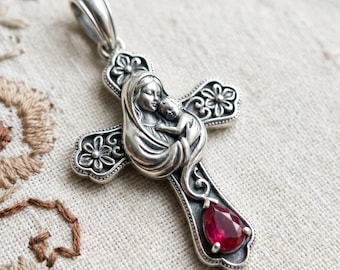 Colgante de plata de ley con cruz de la Virgen María con el Niño, joyería católica con circonitas rojas.