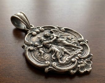 Collar con colgante de ángel guardián hecho a mano, regalo religioso católico, joyería con escena sagrada para mujer.