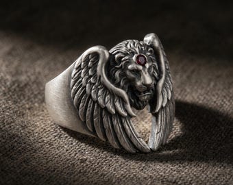 Anillo con león alado bíblico, plata de ley con circonita cúbica roja, joyería de fe cristiana.