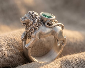 Anillo de león de plata de ley con piedra de circonita cúbica verde, joyería con motivos bíblicos.