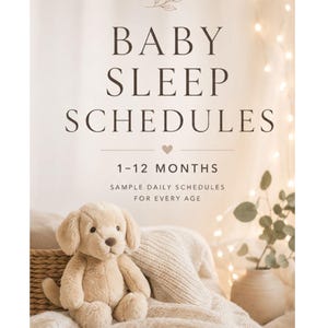 Può includere: Un morbido cucciolo di peluche beige è seduto accanto a un cestino intrecciato e a una coperta color crema. L'immagine presenta una copertina di libro con il testo "BABY SLEEP SCHEDULES" e il sottotitolo "1-12 MONTHS". Sono visibili anche le parole "SIMPLE BABY GUIDES".