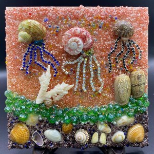 Cazadores tentaculados del arrecife: Mosaico de conchas marinas de fantasía oceánica