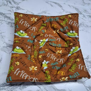 Reversible frog and dragonfly cozy & handle potholder set