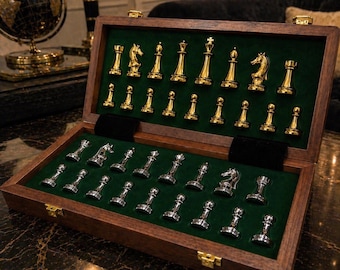 Set di scacchi di lusso in legno: scacchiera pieghevole, pezzi in metallo appesantiti, custodia per riporre gli oggetti, gioco elegante.