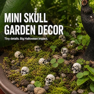 Può includere: Diverse piccole statuette di teschi realistici color bianco sporco sparse su muschio verde e terra. Il testo "MINI SKULL GARDEN DECOR" e "Tiny details. Big Halloween impact." è sovrapposto in bianco sul lato superiore sinistro dell'immagine.
