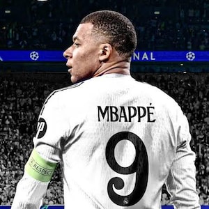 Könnte beinhalten: Ein weißes langärmeliges Fußballtrikot mit dem Namen MBAPPÉ und der Nummer 9 in Schwarz auf der Rückseite. Eine hellgrüne Respect-Armbinde befindet sich am linken Ärmel. Das EA SPORTS FC 25-Logo ist oben vor einem Stadionhintergrund zu sehen.