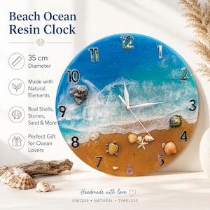 Könnte beinhalten: Eine runde Harzuhr mit Strandmotiv, mit blauem Ozean-Design und Sandstrand. Das Zifferblatt hat einen Durchmesser von 35 cm und ist mit Muscheln, Steinen und einem Seestern verziert. Die Zeiger sind weiß, die Zahlen schwarz.
