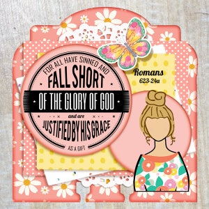 Peut inclure: Un fond &agrave; motifs floraux roses et blancs avec une dentelle blanche et un papillon. Un autocollant rond avec du texte noir indique "For all have sinned and fall short of the glory of God and are justified by his grace as a gift." Un autocollant jaune avec du texte noir indique "Romans 623-24a". Un cercle rose avec un contour blanc contient une illustration de dessin anim&eacute; d'une femme aux cheveux blonds en chignon. La femme porte une chemise &agrave; motifs floraux roses et blancs.