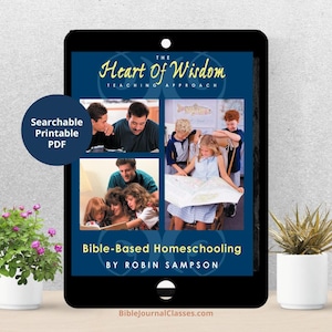 Op de afbeelding: Een blauwe en witte digitale downloadcover voor een op de Bijbel gebaseerd homeschooling-curriculum genaamd "The Heart of Wisdom Teaching Approach" door Robin Sampson. De cover toont foto's van gezinnen die samen leren.