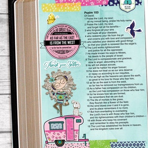 Puede incluir: Una caravana rosa y blanca con un dise&ntilde;o floral. Una ni&ntilde;a de dibujos animados con cabello casta&ntilde;o y gafas est&aacute; de pie en la parte superior de la caravana. El texto "Thank you Father" est&aacute; escrito en letras rosa y blancas. El texto "For as high as the heavens are above the earth, so great is" est&aacute; escrito en un c&iacute;rculo con un fondo rosa. El texto "As far as the east is from the west, so far has he removed our transgressions from us" est&aacute; escrito en un c&iacute;rculo con un fondo rosa. El texto "Psalm 103" est&aacute; escrito en letras negras. El texto "Of David" est&aacute; escrito en letras negras. El texto "Praise the Lord, my soul; all my inmost being, praise his holy name." est&aacute; escrito en letras negras. El texto "Praise the Lord, my soul, and forget not all his benefits - who forgives all your sins and heals all your diseases, who redeems your life from the pit and crowns you with love and compassion, who satisfies your desires with good things so that your youth is renewed like the eagle's. The Lord works righteousness and justice for all the oppressed. He made known his ways to Moses, his deeds to the people of Israel: The Lord is compassionate and gracious, slow to anger, abounding in love. He will not always accuse, nor will he harbor his anger forever; he does not treat us as our sins deserve or repay us according to our iniquities. For as high as the heavens are above the earth, so great is his love for those who fear him; as far as the east is from the west, so far has he removed our transgressions from us. As a father has compassion on his children, so the Lord has compassion on those who fear him; for he knows how we are formed, he remembers that we are dust. The life of mortals is like grass, they flourish like a flower of the field; the wind blows over it and it is gone, and its place remembers it no more. But from everlasting to everlasting the Lord's love is with those who fear him, and his righteousness with their children's children - with those who keep his covenant and remember to obey his precepts. The Lord has established his throne in heaven, and his kingdom rules over all." est&aacute; escrito en letras negras.