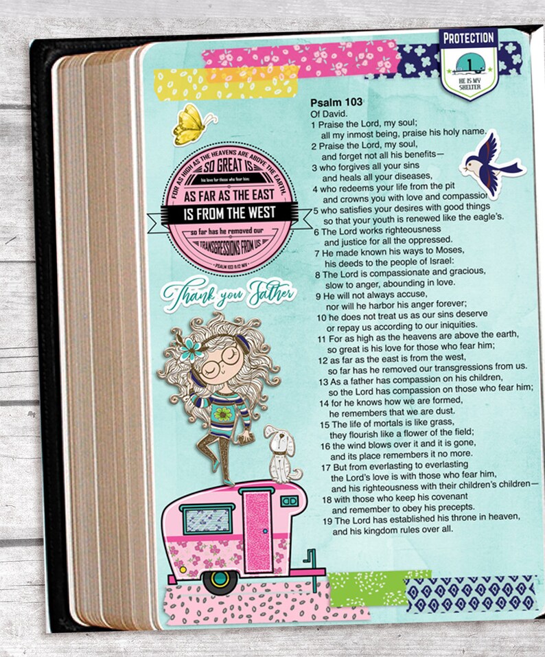 Puede incluir: Una caravana rosa y blanca con un dise&ntilde;o floral. Una ni&ntilde;a de dibujos animados con cabello casta&ntilde;o y gafas est&aacute; de pie en la parte superior de la caravana. El texto "Thank you Father" est&aacute; escrito en letras rosa y blancas. El texto "For as high as the heavens are above the earth, so great is" est&aacute; escrito en un c&iacute;rculo con un fondo rosa. El texto "As far as the east is from the west, so far has he removed our transgressions from us" est&aacute; escrito en un c&iacute;rculo con un fondo rosa. El texto "Psalm 103" est&aacute; escrito en letras negras. El texto "Of David" est&aacute; escrito en letras negras. El texto "Praise the Lord, my soul; all my inmost being, praise his holy name." est&aacute; escrito en letras negras. El texto "Praise the Lord, my soul, and forget not all his benefits - who forgives all your sins and heals all your diseases, who redeems your life from the pit and crowns you with love and compassion, who satisfies your desires with good things so that your youth is renewed like the eagle's. The Lord works righteousness and justice for all the oppressed. He made known his ways to Moses, his deeds to the people of Israel: The Lord is compassionate and gracious, slow to anger, abounding in love. He will not always accuse, nor will he harbor his anger forever; he does not treat us as our sins deserve or repay us according to our iniquities. For as high as the heavens are above the earth, so great is his love for those who fear him; as far as the east is from the west, so far has he removed our transgressions from us. As a father has compassion on his children, so the Lord has compassion on those who fear him; for he knows how we are formed, he remembers that we are dust. The life of mortals is like grass, they flourish like a flower of the field; the wind blows over it and it is gone, and its place remembers it no more. But from everlasting to everlasting the Lord's love is with those who fear him, and his righteousness with their children's children - with those who keep his covenant and remember to obey his precepts. The Lord has established his throne in heaven, and his kingdom rules over all." est&aacute; escrito en letras negras.