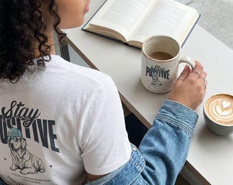 Camiseta "Mantenha o Positivismo" | Camiseta com Ilustração de Cachorro e Bolso Floral com Estampa de Cachorrinho