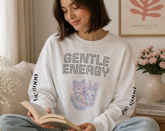 Moletom Gentle Energy com estampa de raposa e coelho em tons pastel | gola redonda aconchegante