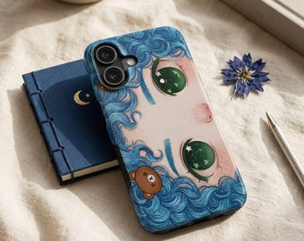 Capa para celular com rosto de boneca | Cabelo cacheado azul, olhos verdes, ilustração encantadora