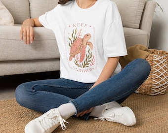 Camiseta "Keep Going Turtle" | Ilustração de tartaruga marinha, camiseta com frase motivacional e tipografia inspiradora