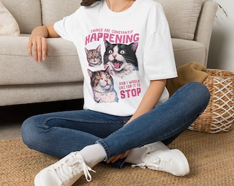 Camiseta "As coisas estão acontecendo constantemente" com estampa de gatos | Ilustrações retrô de rostos de gatos, frase engraçada